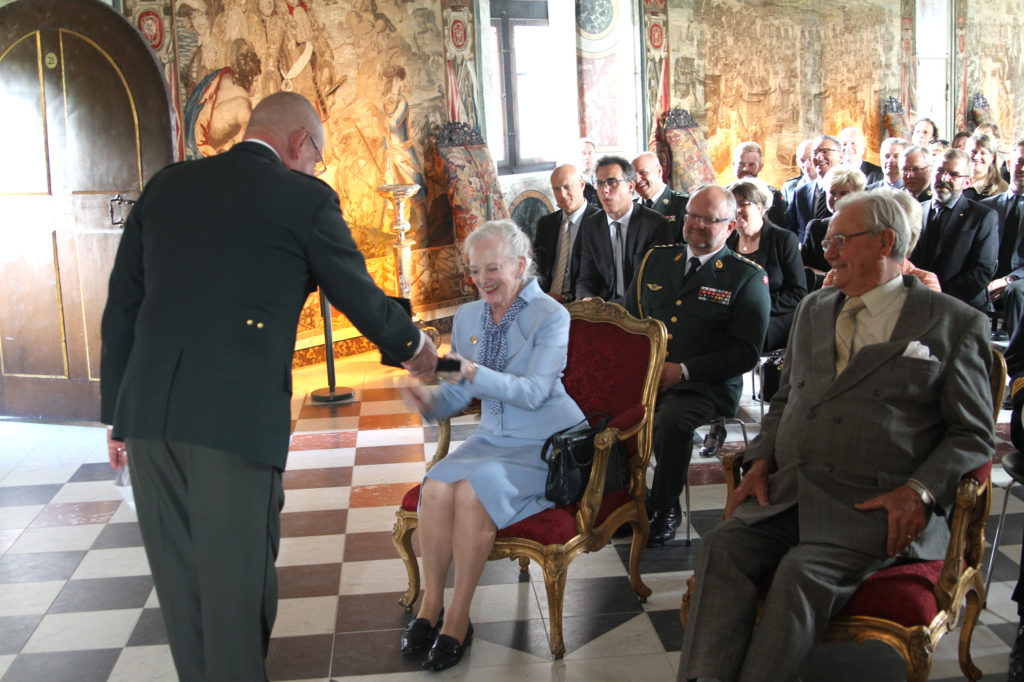 rosenborg-27-05-15-dronningen-faar-cd-foto-olav-vibild-2