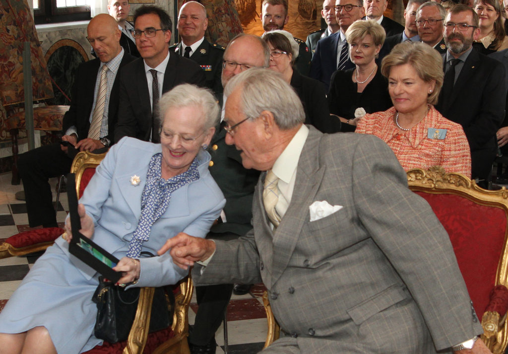 rosenborg-27-05-15-dronningen-faar-cd-foto-olav-vibild-4